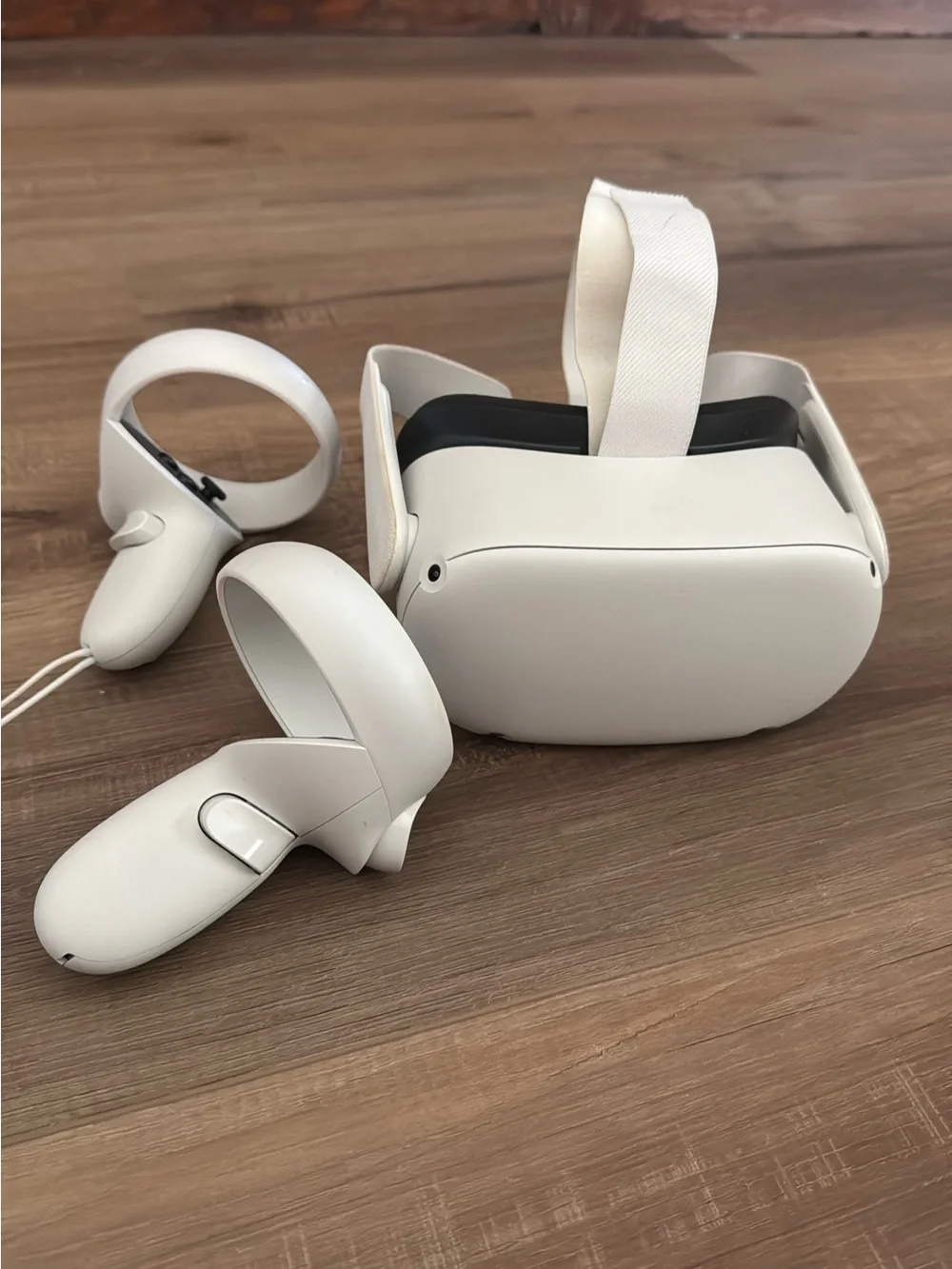 Meta 2Wireless VR Headset with White Controllers - Comfortable Immersive VR